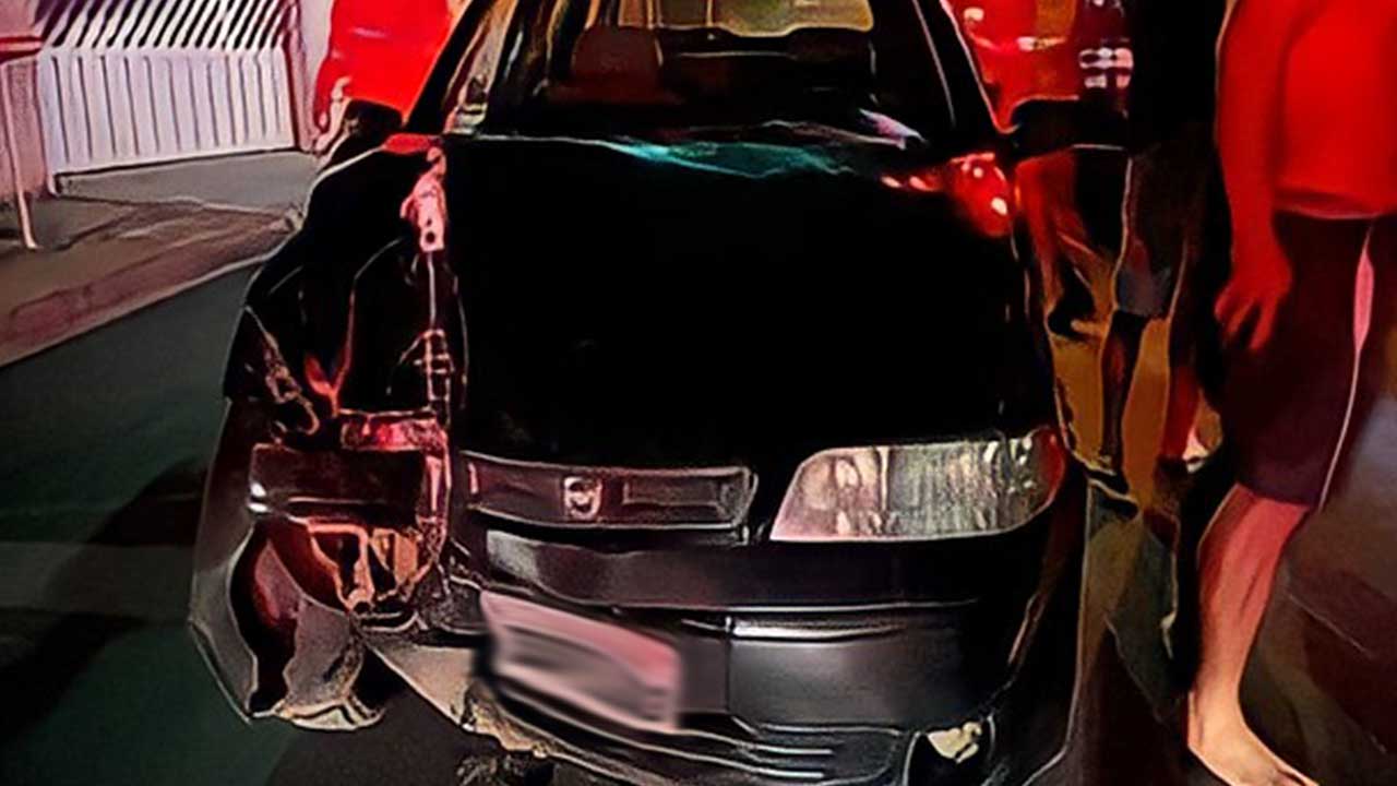 Motorista sem habilitação derruba poste no Bairro Alvorada ao tirar o veículo da garagem em João Pinheiro