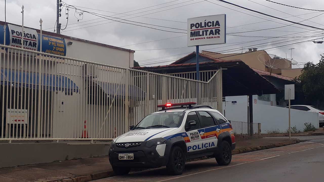 Homem tem carro furtado na porta de casa na Vila São Sebastião, em João Pinheiro