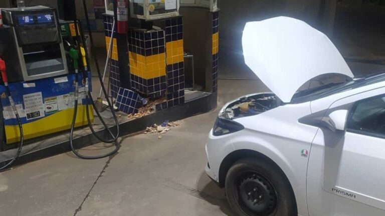 Motorista bate em guarita de posto depois de manobra arriscada na contramão em João Pinheiro