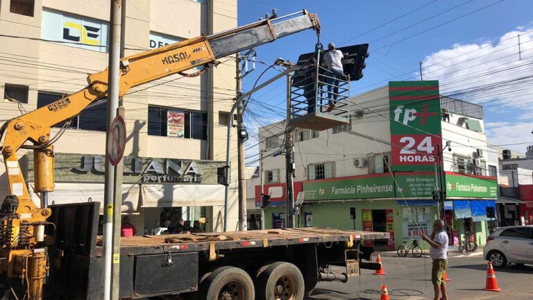 Semáforo de João Pinheiro é danificado por motorista ainda não identificado