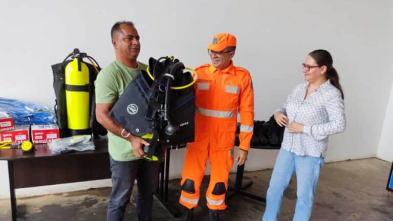 Corpo de Bombeiros de João Pinheiro recebe equipamentos de mergulho através de TAC do Ministério Público