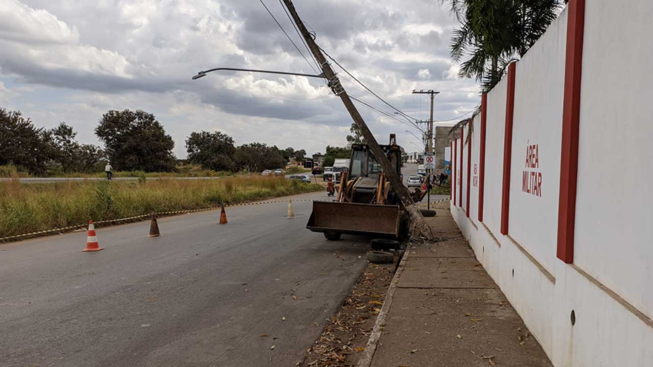 Copasa derruba poste em obra que vai levar água ao quartel do Corpo de Bombeiros em João Pinheiro
