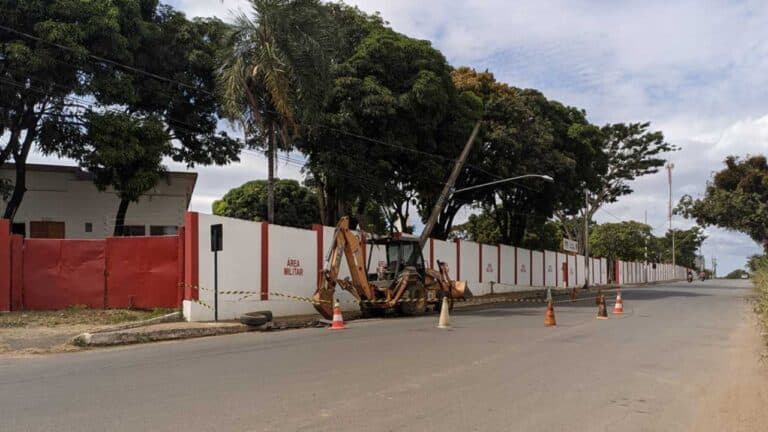 Copasa derruba poste em obra que vai levar água ao quartel do Corpo de Bombeiros em João Pinheiro