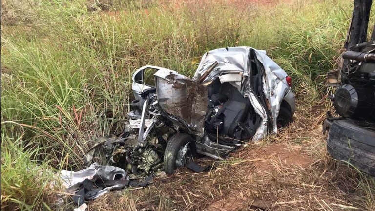 Carro e carreta batem de frente em acidente grave na BR-365 em Patos de Minas; rodovia está interditada