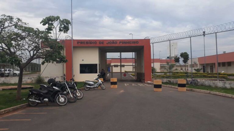 Mendigo que furtou refrigerantes e cerveja de lanchonete em João Pinheiro continua preso preventivamente