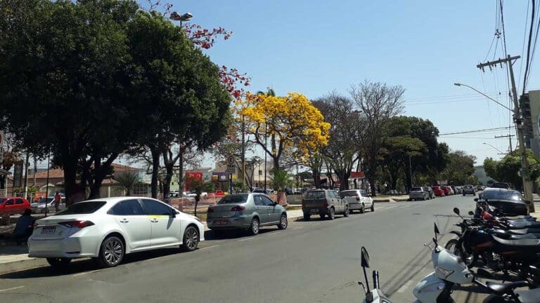 Deputados aprovam redução da taxa de licenciamento de veículos em Minas Gerais
