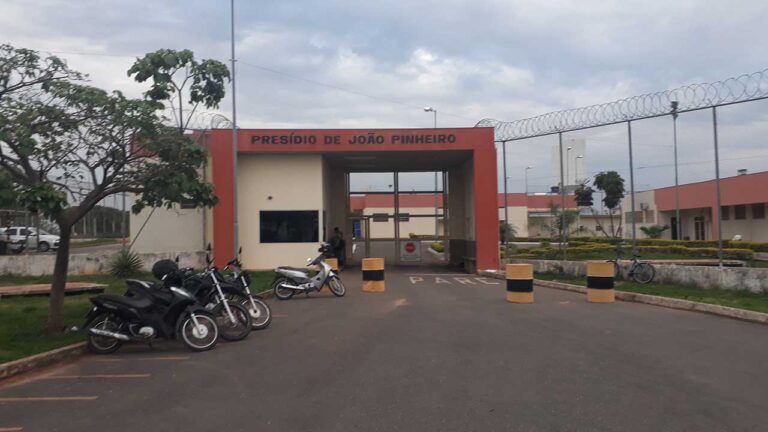 Filho liga som alto na porta do presídio para homenagear mãe presa e acaba preso em João Pinheiro