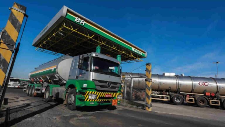 Tendência é de uma paralisação em todo o setor de transporte de combustíveis; movimentação deve ocorrer nacionalmente