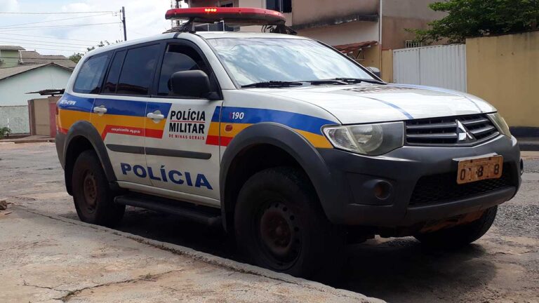 Polícia Militar apreende arma de fogo dentro de ônibus na zona rural de João Pinheiro