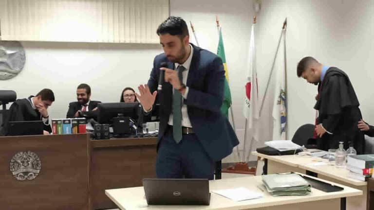 Depois que a defesa de Angelina reconheceu a autoria do crime e argumentou, perante o Tribunal do Júri, que ela é inimputável, o promotor de justiça Edson José Rodarte Filho reforçou sua tese de que a ré premeditou o crime, sabia o que fazia e que deve ser condenada.