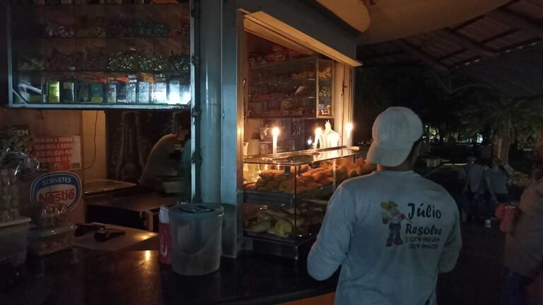 Lanche à luz de velas: trailers improvisam após Cemig cortar energia para realização de obra em João Pinheiro