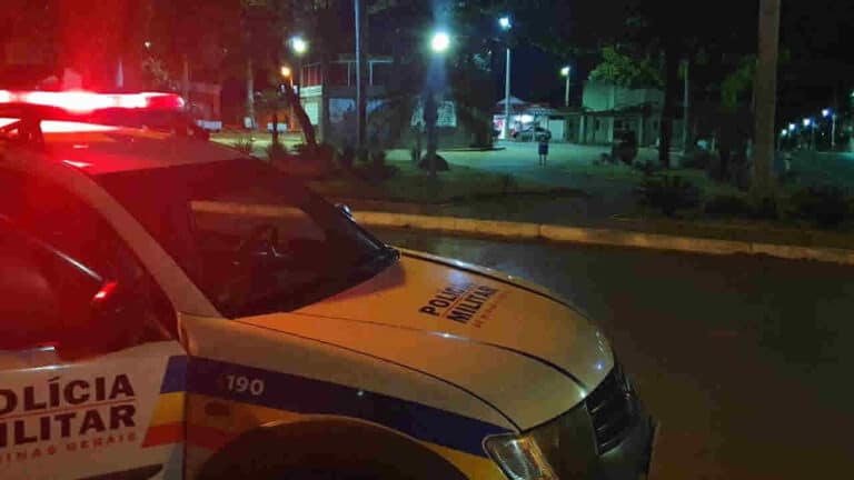 PM prende suposta traficante e usuária de drogas após abordagem em Brasilândia de Minas