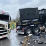 Acidente entre duas carretas na BR-365 na Curva dos Moreiras deixa mais de 20 KM de congestionamento