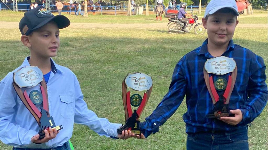 Irmãos de 09 e 10 anos vencem mais um campeonato de 3 tambores em Capim Branco, interior de Minas