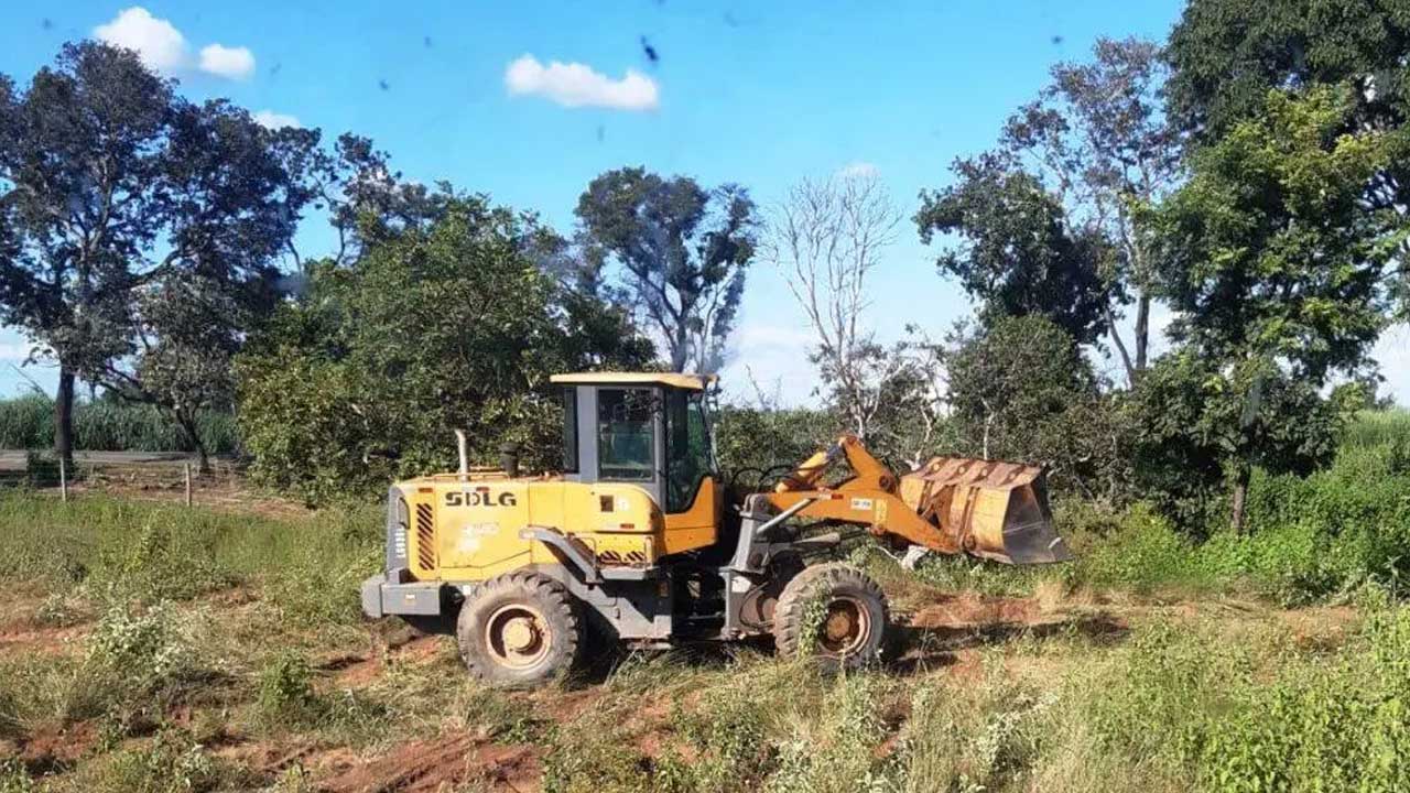 Criminoso furta pá carregadeira de fazenda no município de Lagoa Grande