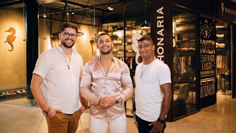 Machonaria Conceito: nova loja revoluciona o jeito de comprar roupas em João Pinheiro A cidade de João Pinheiro agora conta com um novo empreendimento diferente de tudo aquilo que já foi visto na cidade. Inaugurada no dia 09 de maio, a Machonaria Conceito possibilita que o homem pinheirense se comunique através da imagem, patrocinando consultorias a seus clientes que prometem transformar a forma de se vestir e se comportar. O novo negócio foi idealizado e posto em prática pelos sócios Jhonnatan Henrique Mendes Silva, 25 anos, Tiago Braga e Lucas Dornelas. Os três se reuniram para trabalhar a postura dos clientes da Machonaria através da imagem. O JP Agora entrevistou Jhonnatan, que contou mais detalhes sobre a loja. "Machonaria se trata de uma fábrica de homens, onde vamos tratar o homem através do seu visual. É um conceito, que trabalha a postura e o caráter de forma pulverizada. A loja não tem manequim porque não acreditamos no padrão. O padrão cada um tem o seu. Queremos resgatar a essência de cada pessoa" destacou Jhonnatan sobre o significado do nome da loja. Jhonnatan falou, ainda, que a Machonaria trabalha com uma linha mais tradicional e outra mais despojada, de modo que conseguem atender a todos os públicos, independentemente de idade, cor, raça, religião ou identidade de gênero. Neste ponto, o empresário ressaltou que o nome da loja não remete ao machismo. "Machonaria não tem a ver com identidade de gênero, é um termo livre de machismo. O tema é voltado à masculinidade, para simplificar. Cada pessoa tem aquilo que te representa e queremos valorizar isso. Tanto que escolhemos o cavalo marinho como símbolo da loja porque ele é um animal que remete à figura paterna" ressaltou o empresário. Por fim, o empresário destacou que o valor das peças da Machonaria são acessíveis e correspondem muito bem a toda experiência que o cliente vai desfrutar no espaço. A loja está localizada no primeiro piso do Shopping Village Mall, em João Pinheiro. Acompanhe o Instagram e fique por dentro das novidades pelo @machonariaconceito. Veja a notícia completa em jpagora.com LINK NOS STORIES! #jp #jpagora #jpnotícias #notícias #joaopinheiro #loja #empresa #empresários #negócio #novonegócio #destaque #machonaria #macho #fábrica #empreendimento #conceito