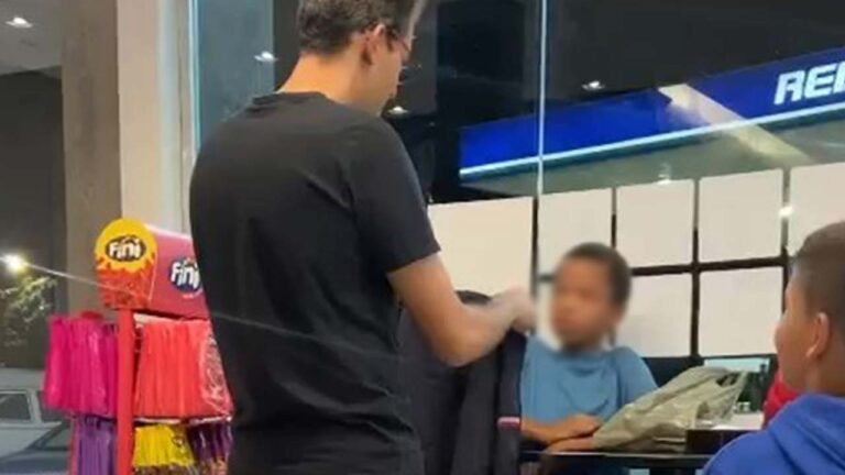 Solidariedade: empresário é filmado entregando agasalho a criança em noite fria em João Pinheiro
