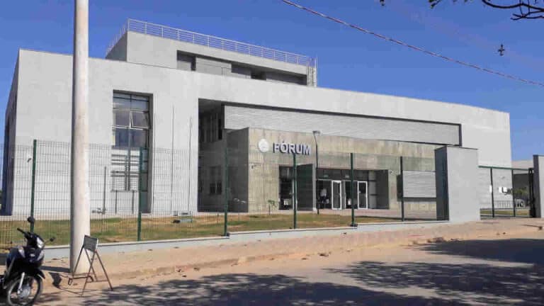 Acusado de tentar matar mulher a facadas é condenado por lesão corporal, mas é liberado por prescrição do crime