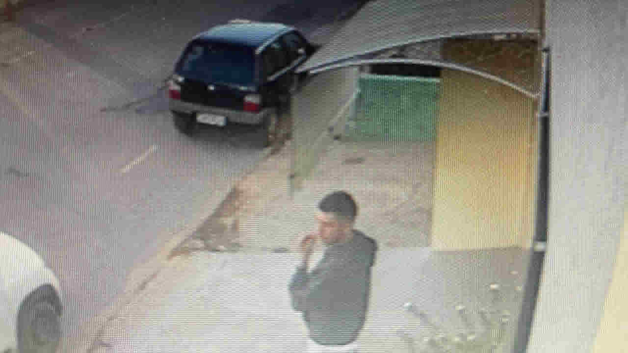 Vídeo: câmera de segurança flagra homem furtando celular de dentro de veículo em João Pinheiro