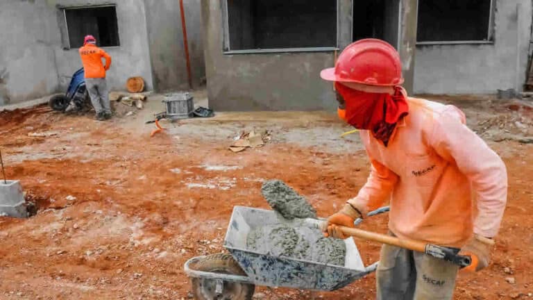 Pedreiro que chegou a vomitar com comida ruim servida em obra será indenizado pela construtora