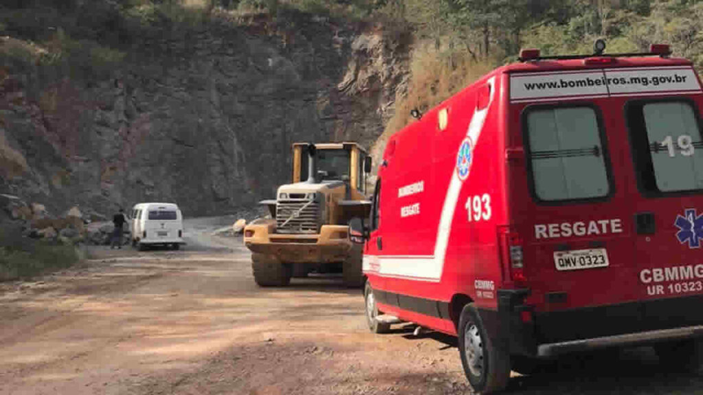 Trabalhador cai de retroescavadeira e fratura perna direita em pedreira na Serra da Coenge, em João Pinheiro