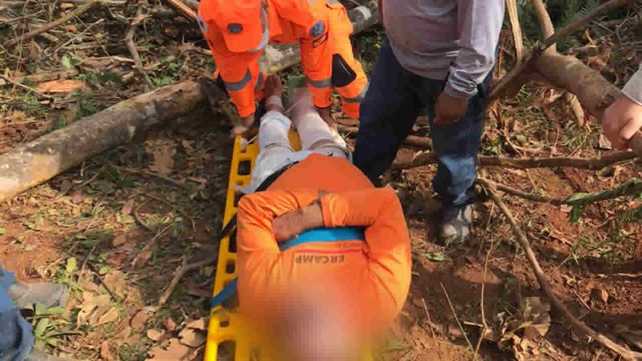 Trabalhador cai de retroescavadeira e fratura perna direita em pedreira na Serra da Coenge, em João Pinheiro