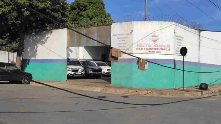 Caminhão com excesso de altura arrebenta fios na Avenida Juca Cordeiro e dificulta trânsito em João Pinheiro