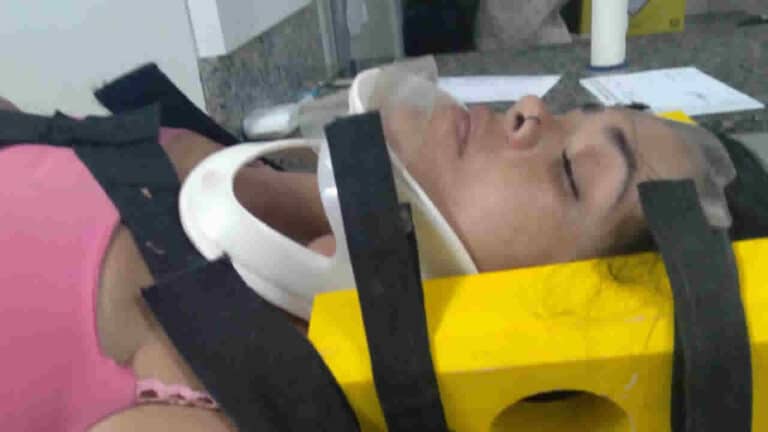 Mulher tem crise convulsiva na garupa de mototáxi, cai e é socorrida pelo Corpo de Bombeiros de João Pinheiro