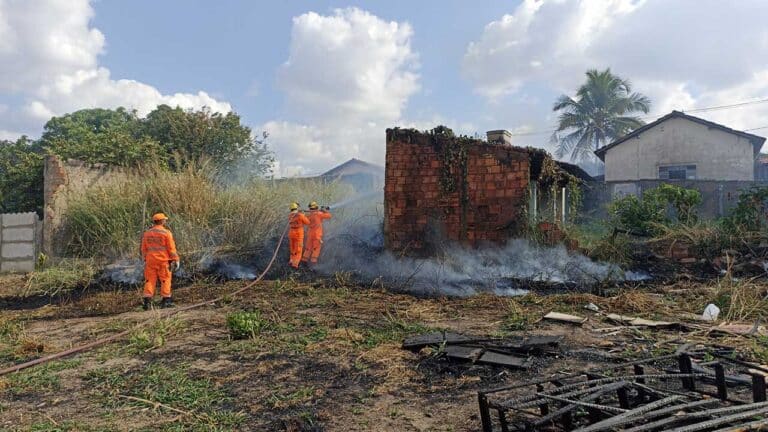 Corpo de Bombeiros atende 5 ocorrências de incêndio a lotes vagos no fim de semana em João Pinheiro