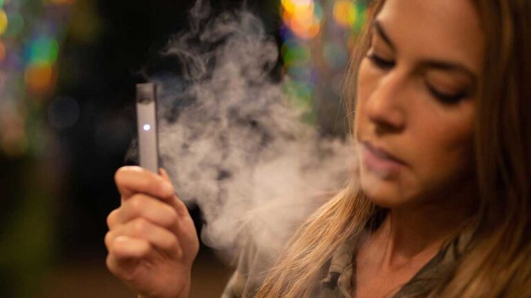 Comércio, propaganda e importação de cigarros eletrônicos são proibidos, e denúncias podem ser feitas pelo 181