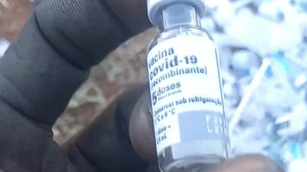Pinheirense encontra frascos de vacina cheios e agulhas jogados próximo a posto de combustíveis em João Pinheiro