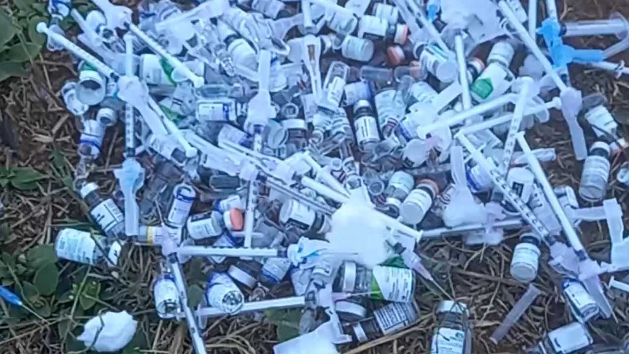 Pinheirense encontra frascos de vacina cheios e agulhas jogados próximo a posto de combustíveis em João Pinheiro