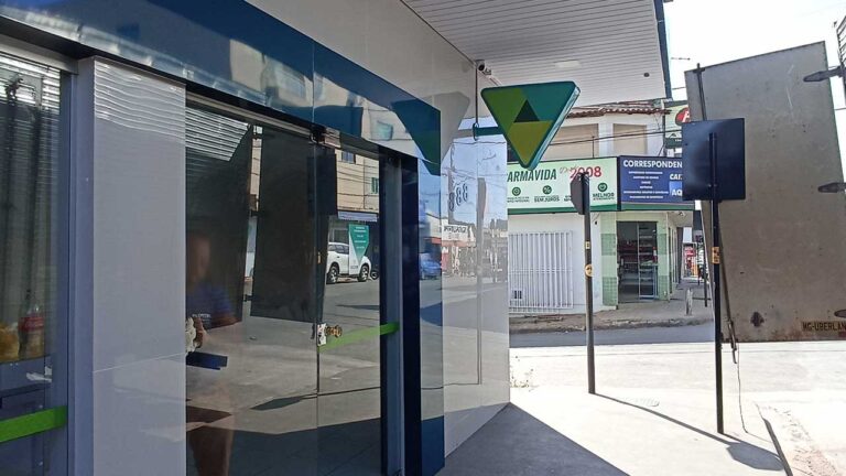 Cliente se irrita e ameaça funcionária de banco e discussão vira caso de polícia em João Pinheiro