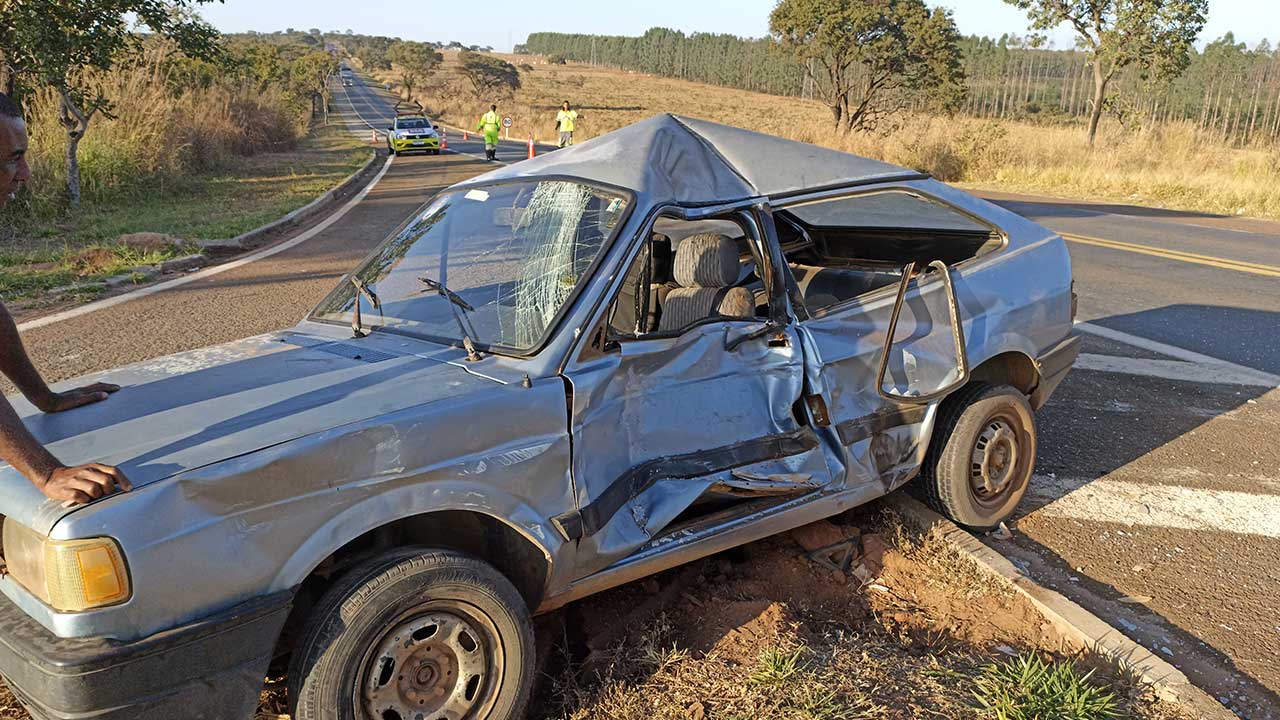 Acidente entre caminhão boiadeiro e veículo de passeio deixa uma pessoa ferida na BR-040 em João Pinheiro
