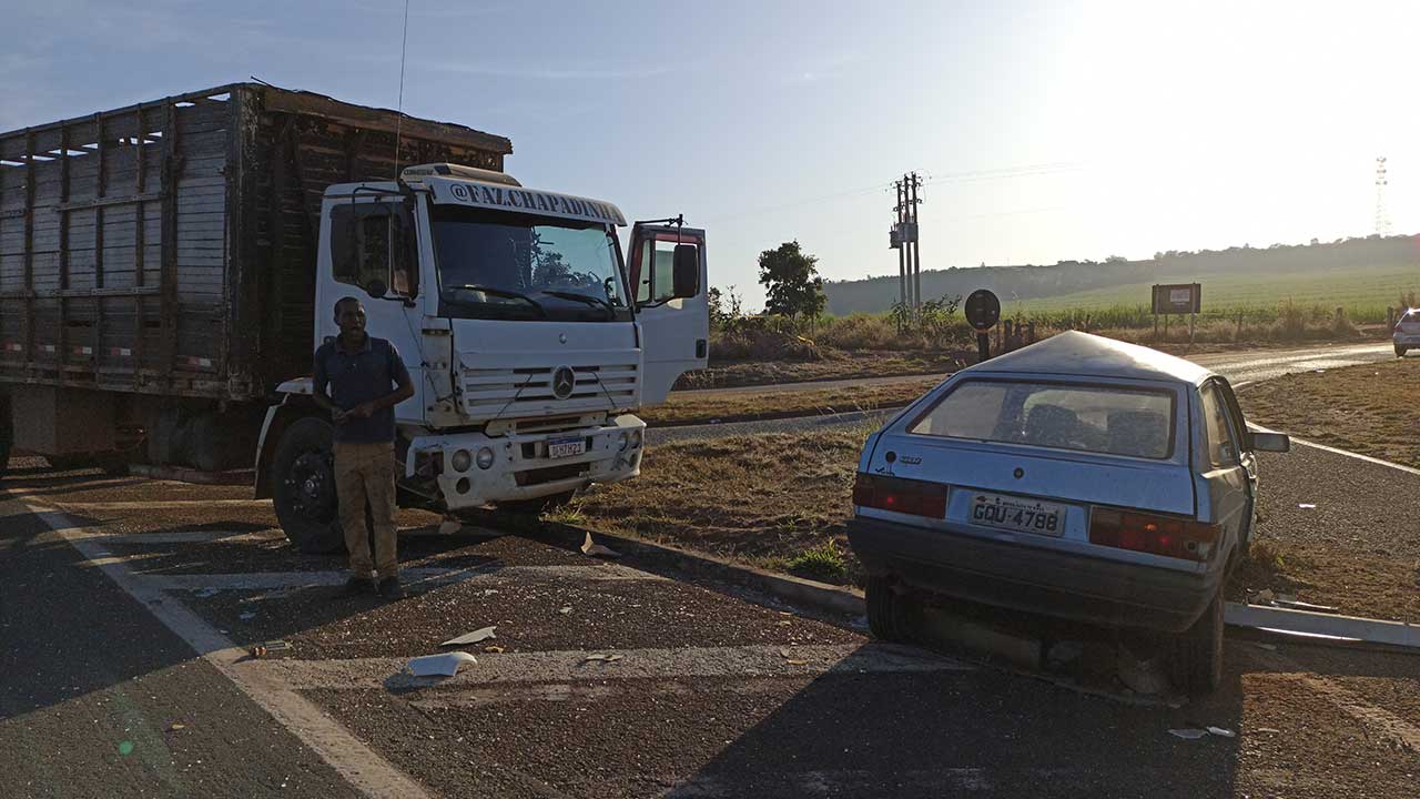 Acidente entre caminhão boiadeiro e veículo de passeio deixa uma pessoa ferida na BR-040 em João Pinheiro