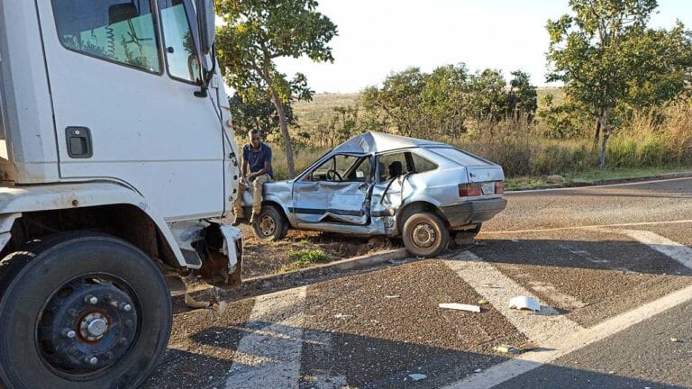 Acidente entre caminhão boiadeiro e veículo de passeio deixa uma pessoa ferida na BR-040 em João Pinheiro