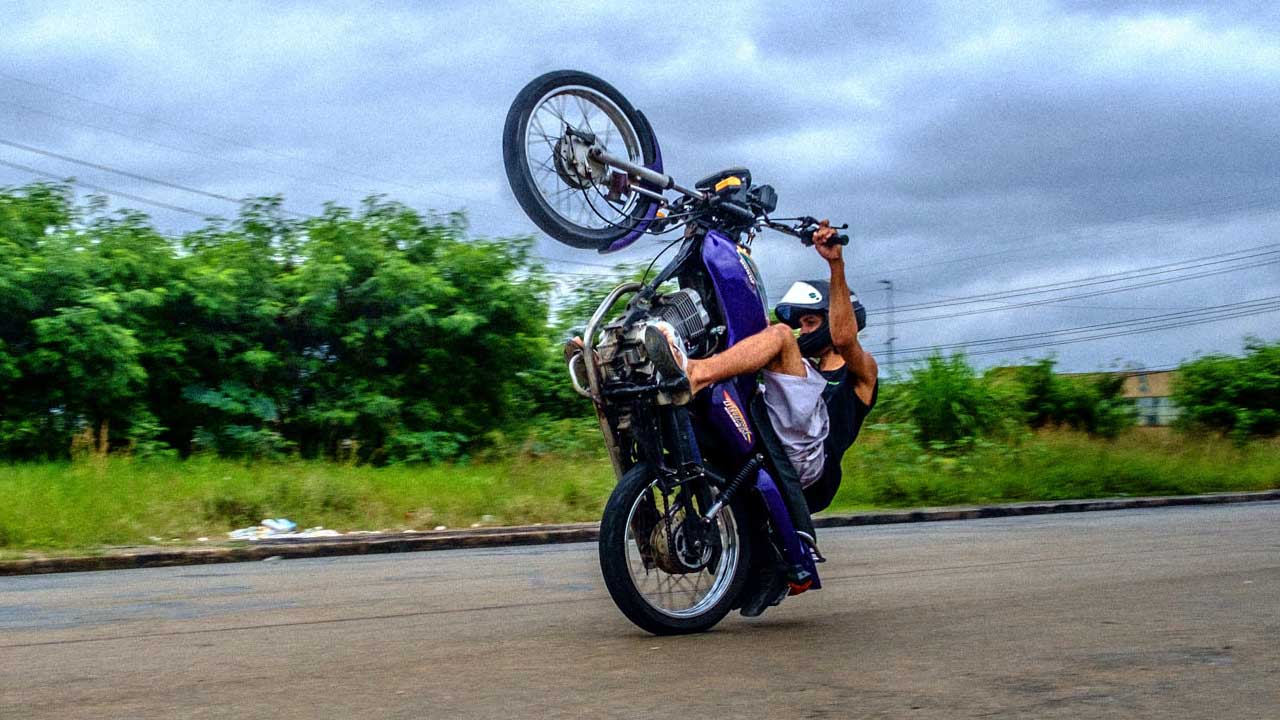Homem que postou vídeo de manobras perigosas com motos é condenado em Minas Gerais