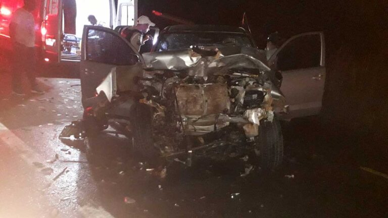 Mãe e filha morrem após caminhonete bater em trator em Arinos, Noroeste de Minas Gerais