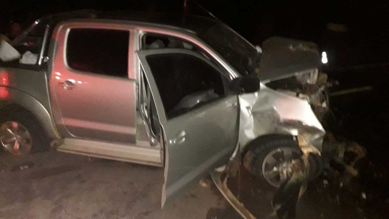 Mãe e filha morrem após caminhonete bater em trator em Arinos, Noroeste de Minas Gerais