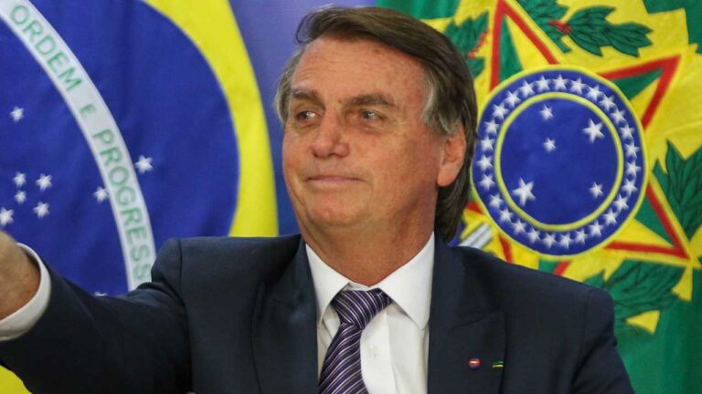 Bolsonaro afirma que previsão é o preço da gasolina cair R$ 2 e o do diesel, R$ 1