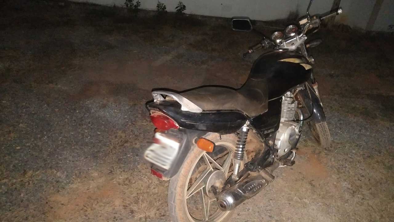 Motocicleta furtada é recuperada pela Polícia Militar em Luizlândia do Oeste (JK); piloto conseguiu fugir