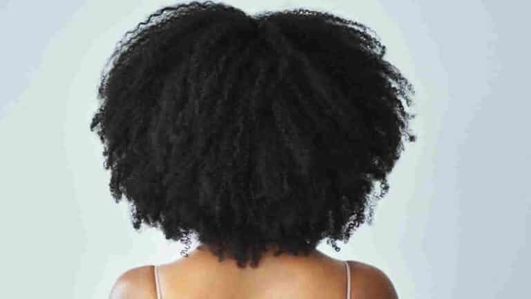 Professora faz piada sobre cabelo de aluna e é demitida sob acusação de injúria racial em João Pinheiro
