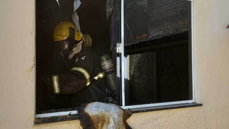 Criança de 4 anos incendeia casa após brincar com isqueiro em Minas Gerais
