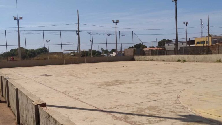 Moradores de JK reclamam da demora na reforma da quadra pública do distrito; prefeito comentou o caso