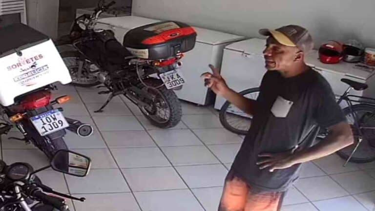 Homem é filmado tentando raptar crianças na porta de escola no Bairro Papagaio em João Pinheiro