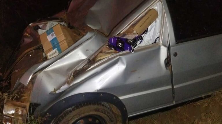 Motorista perde o controle da direção ao tentar fazer curva e capota veículo na MG-410, em Presidente Olegário