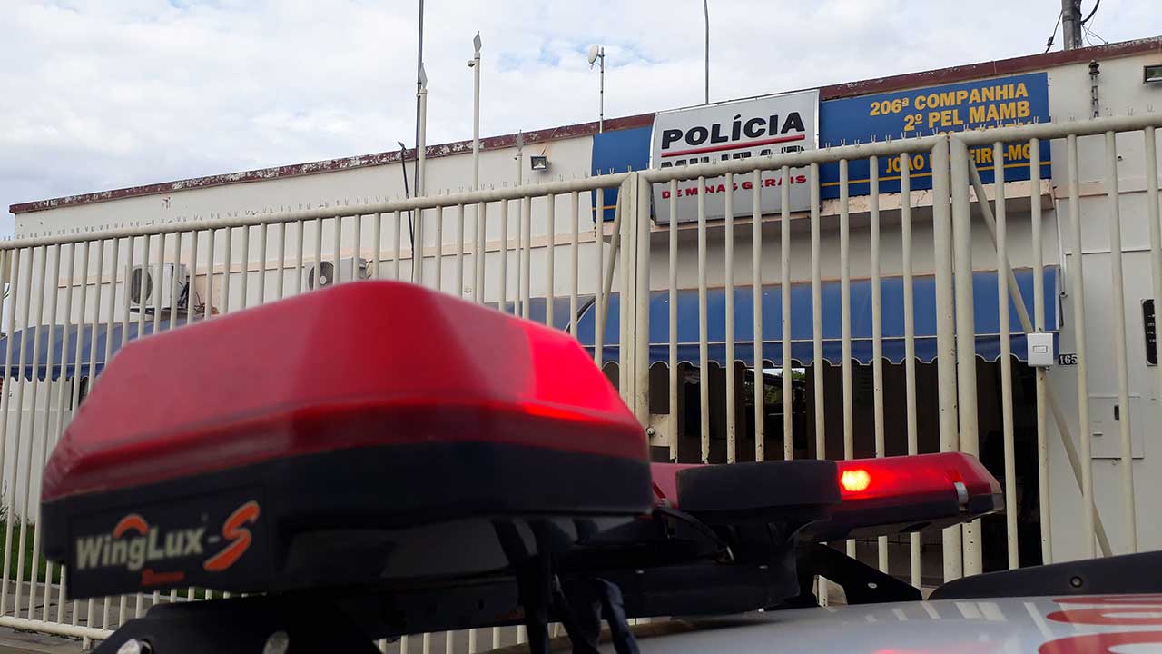 Mulher de 30 anos denuncia ex-namorado de 62 por perseguição e ameaça em João Pinheiro