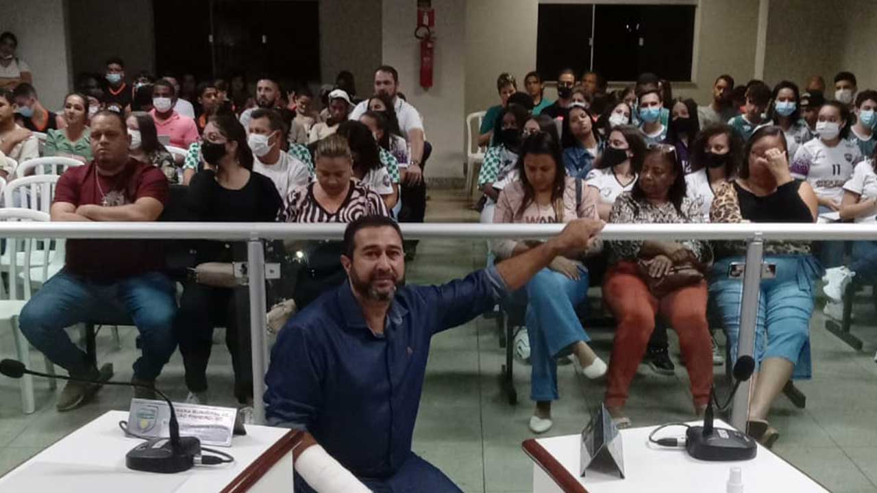 Alunos e professores que participaram do JEMG recebem homenagem na Câmara Municipal de João Pinheiro