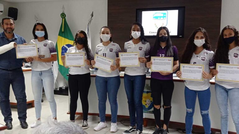 Alunos e professores que participaram do JEMG recebem homenagem na Câmara Municipal de João Pinheiro