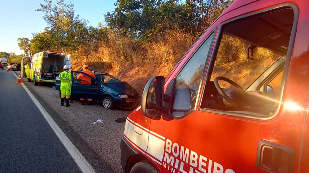 Motorista provoca acidente ao tentar acessar estrada da Prainha, em João Pinheiro